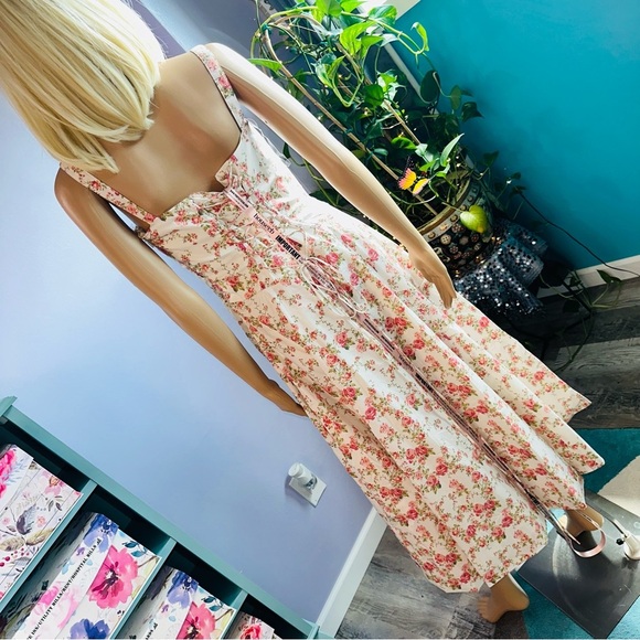 Carmen Bustier Sundress
HOUSE OF CB - Picture 15 of 17